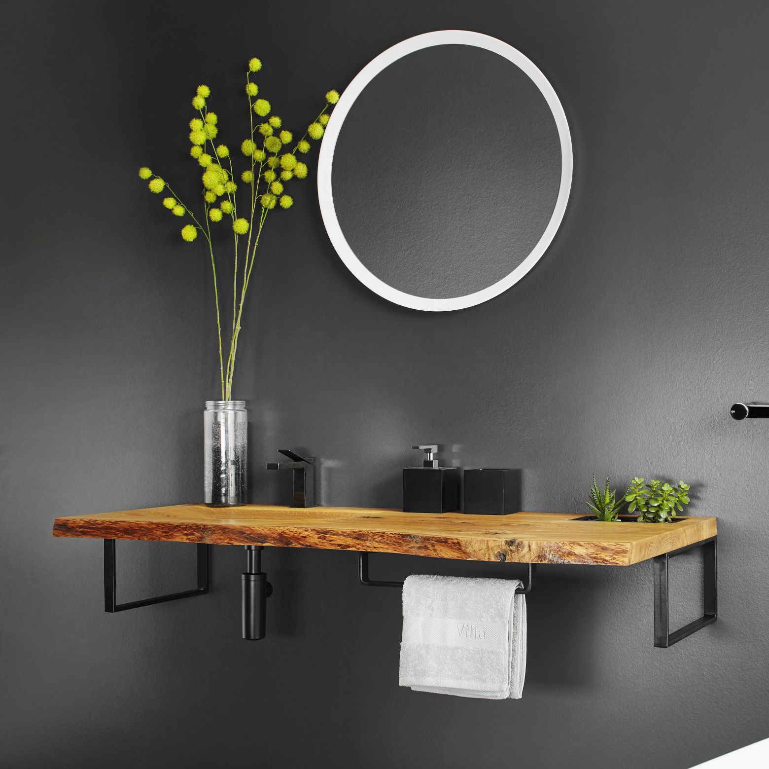 Waschbecken aus Holz an der Wand befestigt