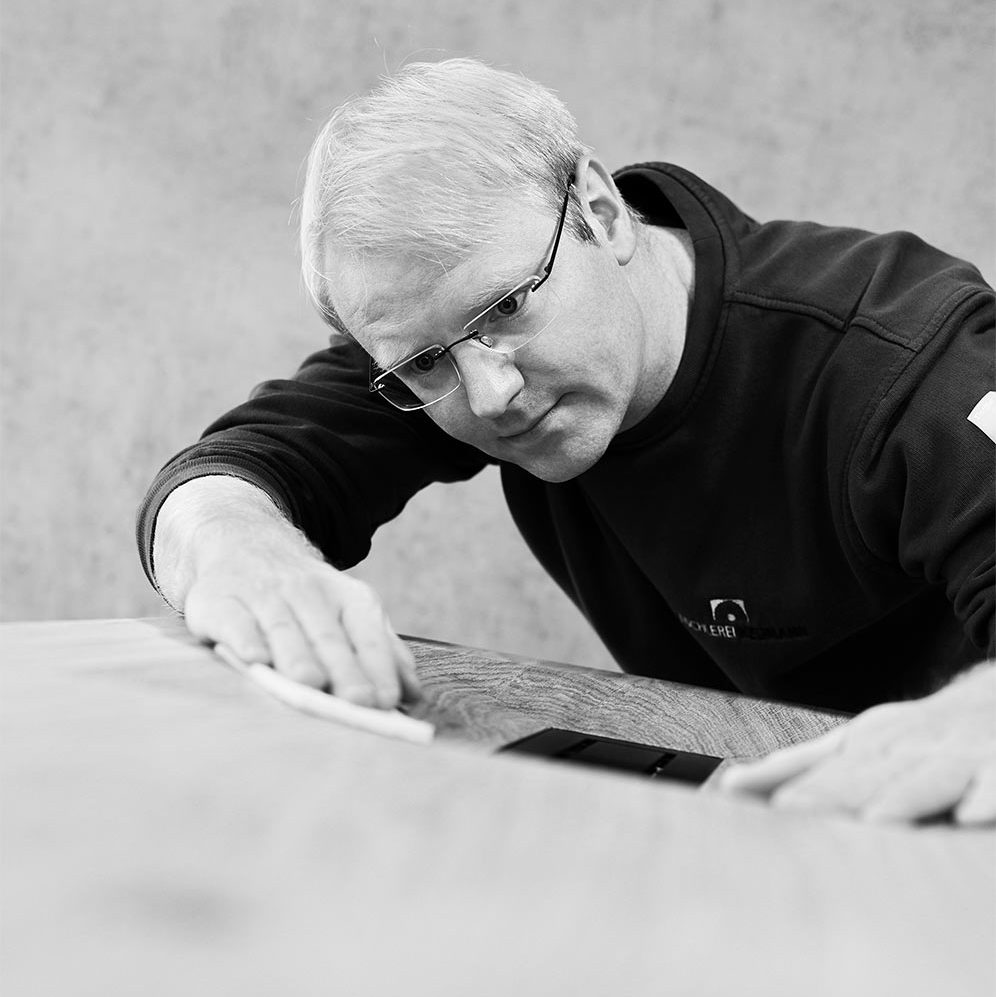 Bild von Heiko Neumann von WOODBASIN bei der Arbeit