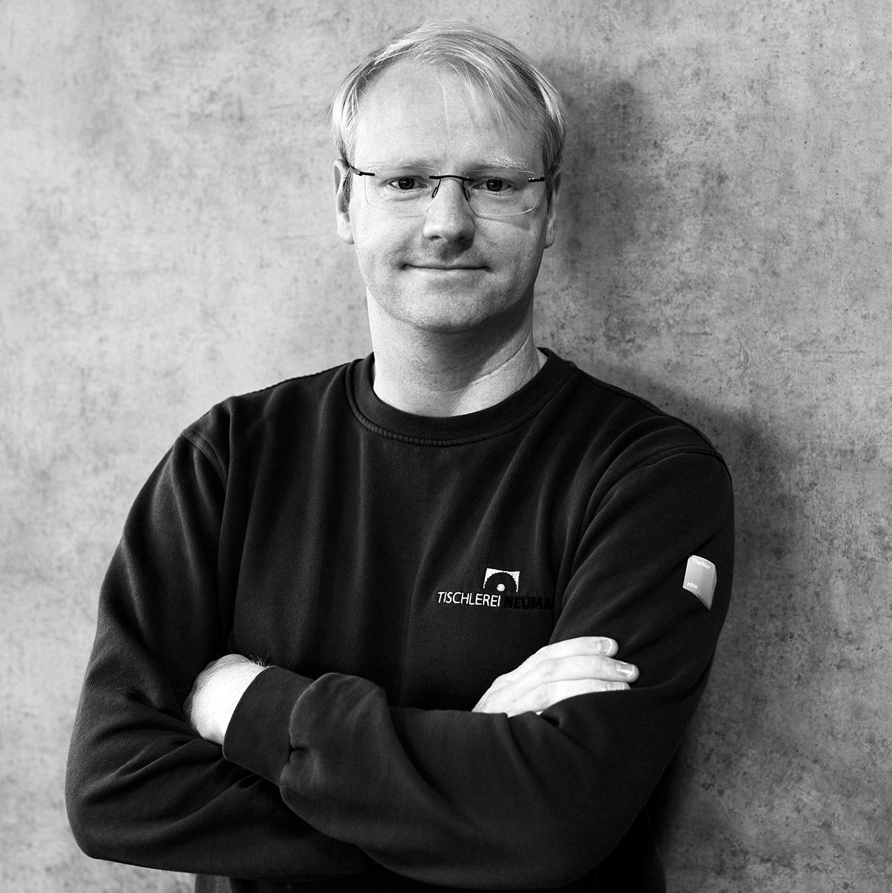 Portrait von Heiko Neumann, dem Kopf hinter den Waschtischen aus Holz von WOODBASIN